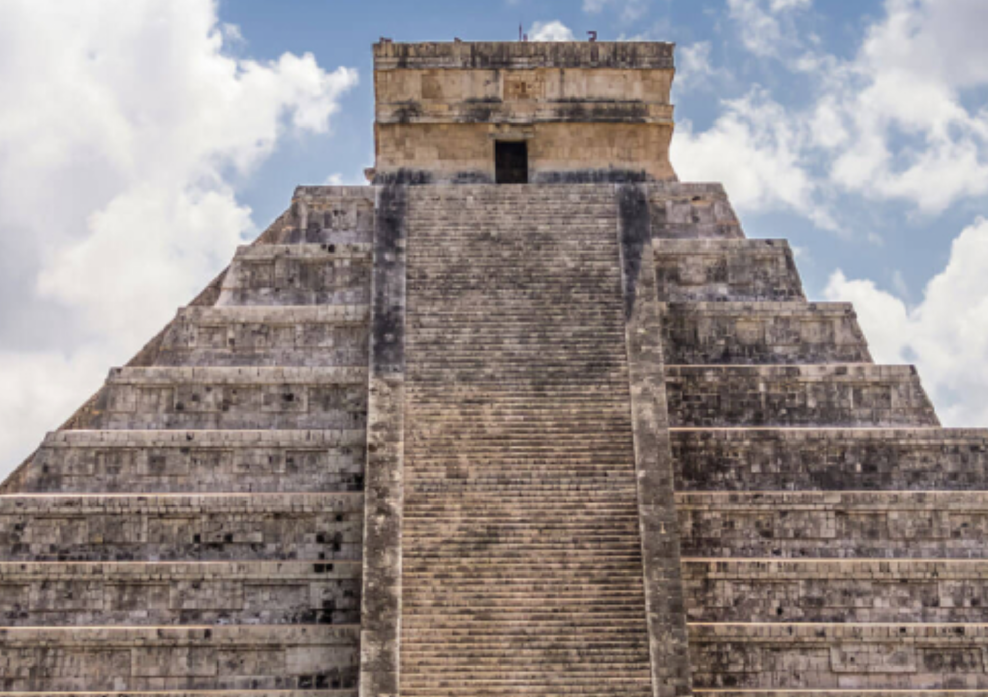 Captan a turistas subiendo a la pirámide de Chichén Itzá